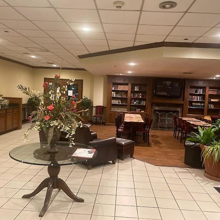Econo Lodge Inn & Suites Norton Buitenkant foto