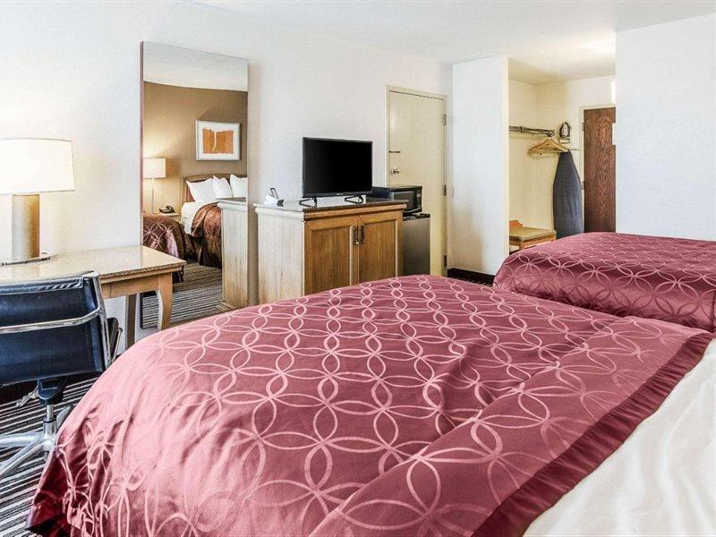 Econo Lodge Inn & Suites Norton Buitenkant foto
