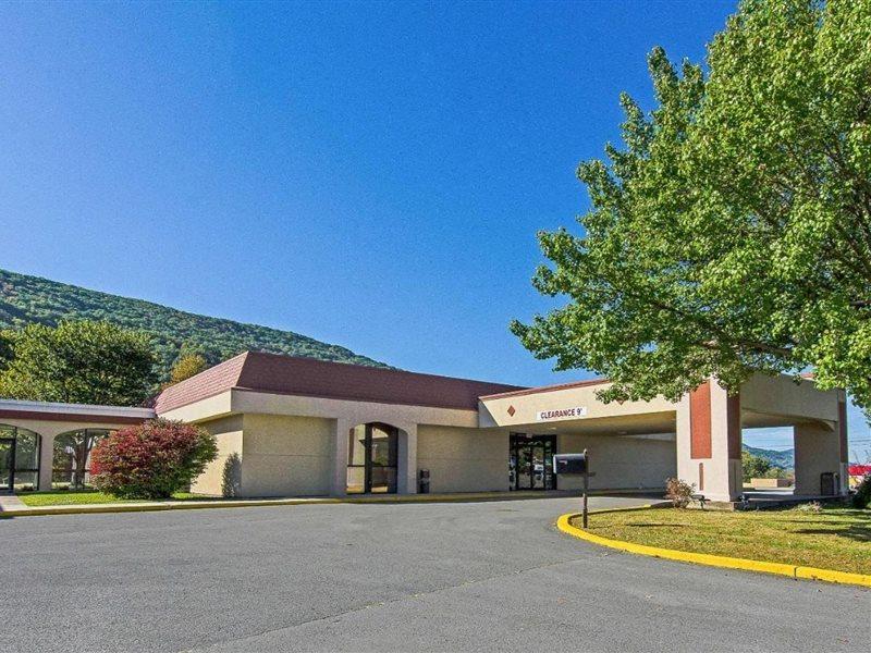 Econo Lodge Inn & Suites Norton Buitenkant foto