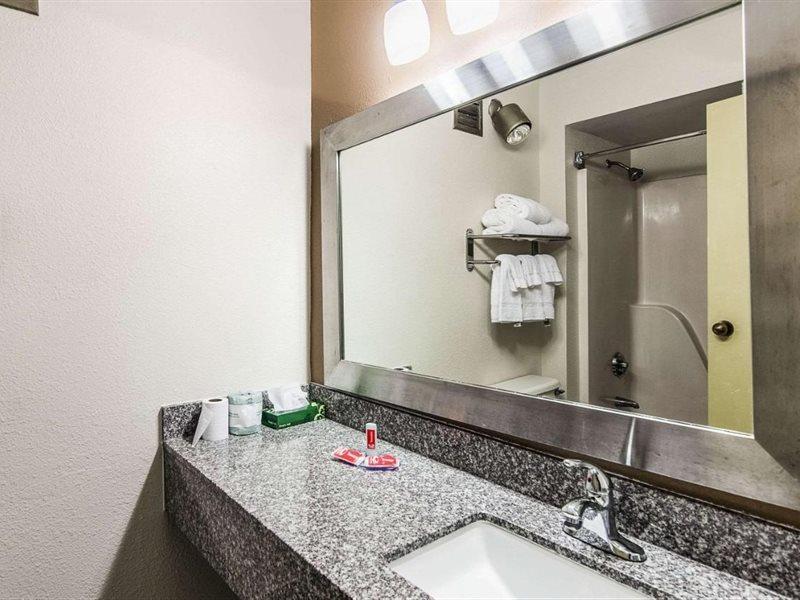 Econo Lodge Inn & Suites Norton Buitenkant foto
