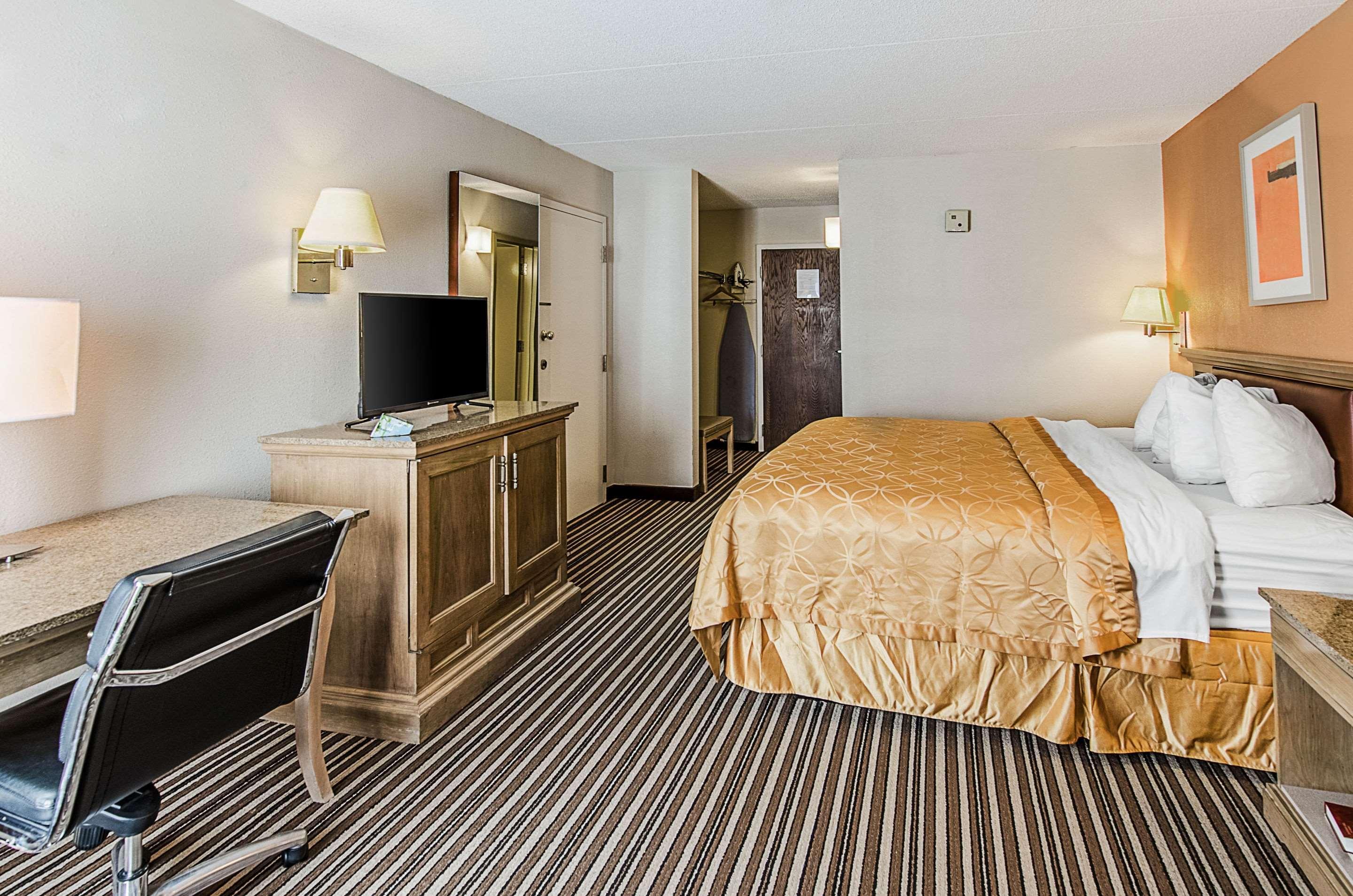 Econo Lodge Inn & Suites Norton Buitenkant foto