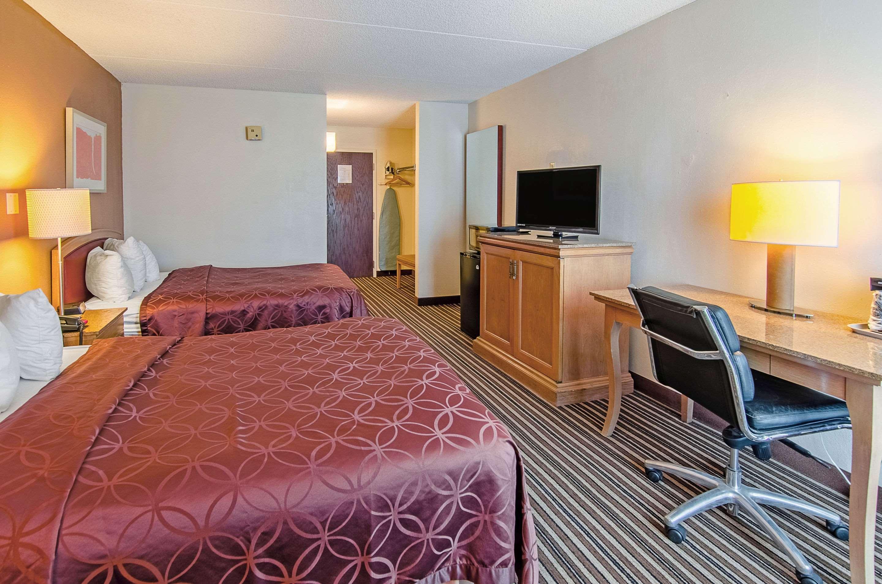 Econo Lodge Inn & Suites Norton Buitenkant foto