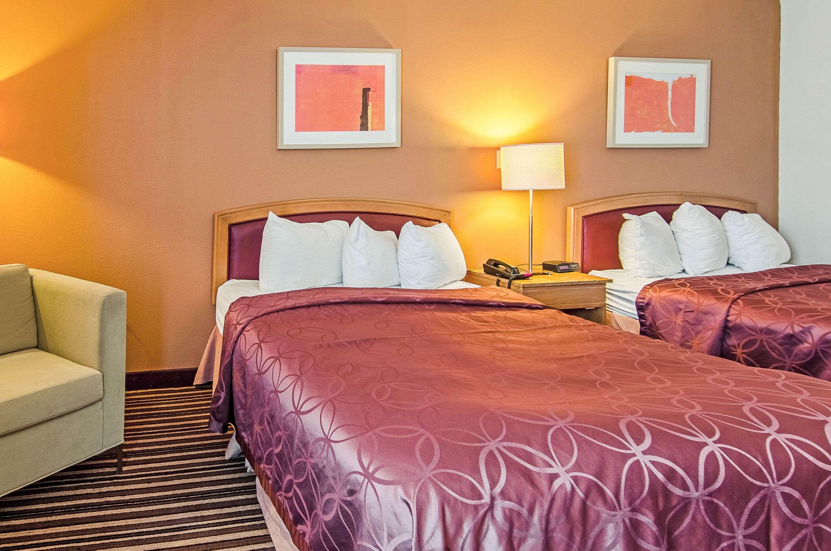 Econo Lodge Inn & Suites Norton Buitenkant foto