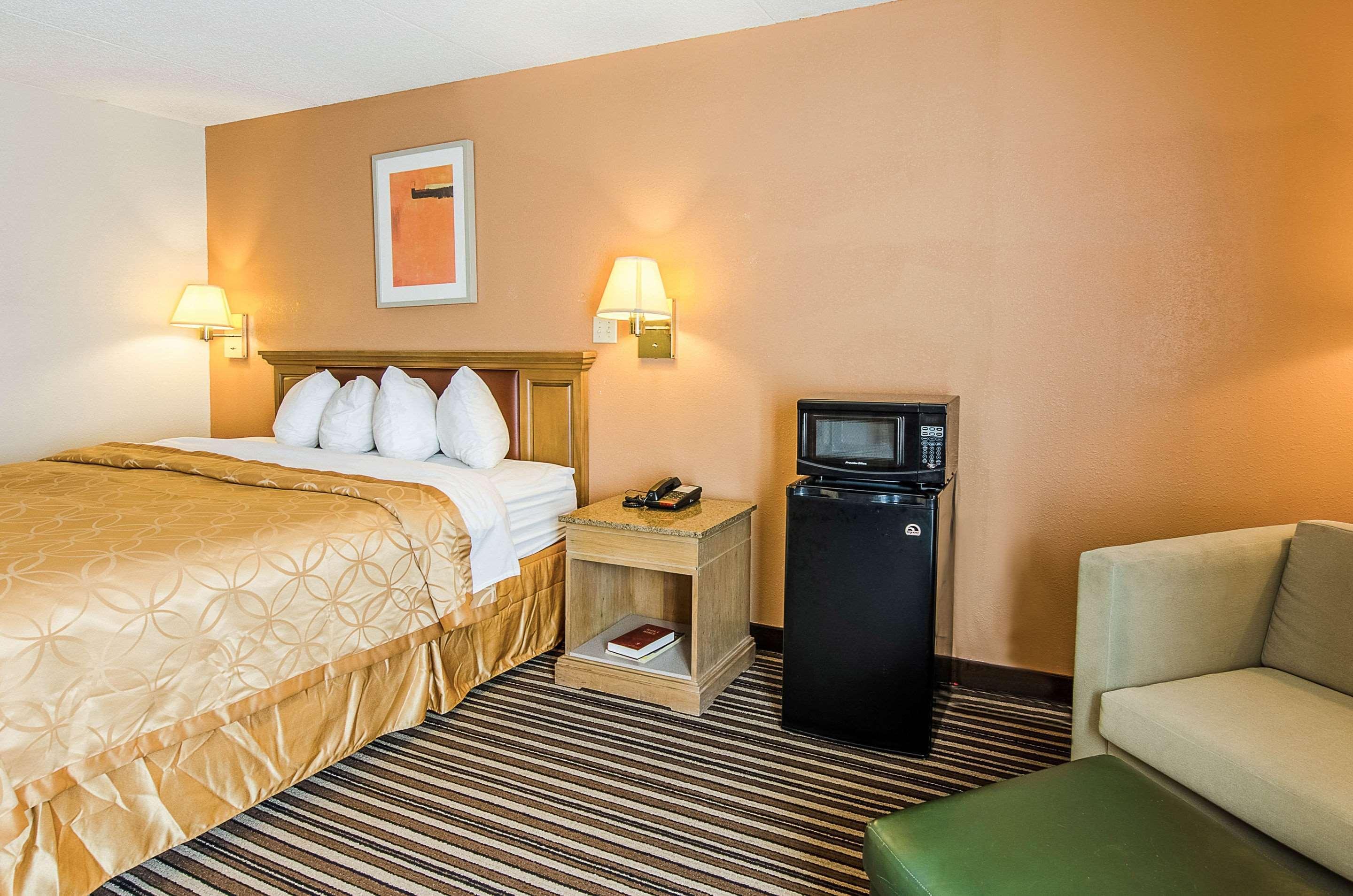 Econo Lodge Inn & Suites Norton Buitenkant foto