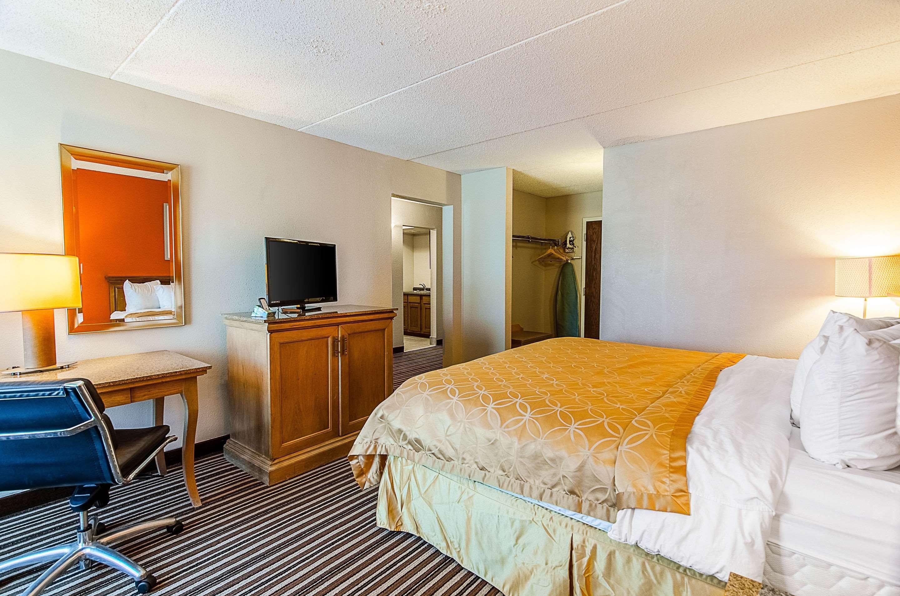 Econo Lodge Inn & Suites Norton Buitenkant foto