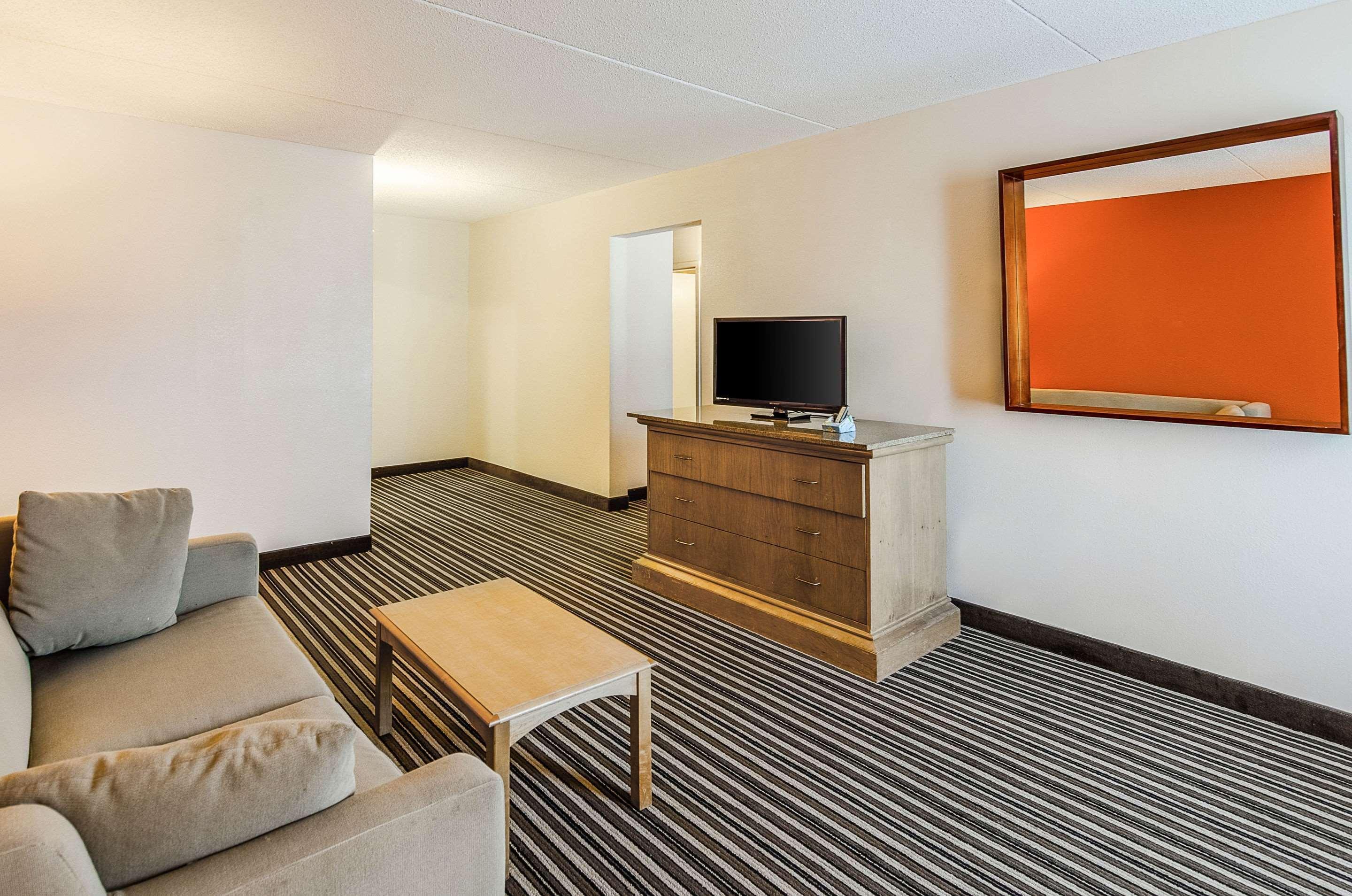 Econo Lodge Inn & Suites Norton Buitenkant foto
