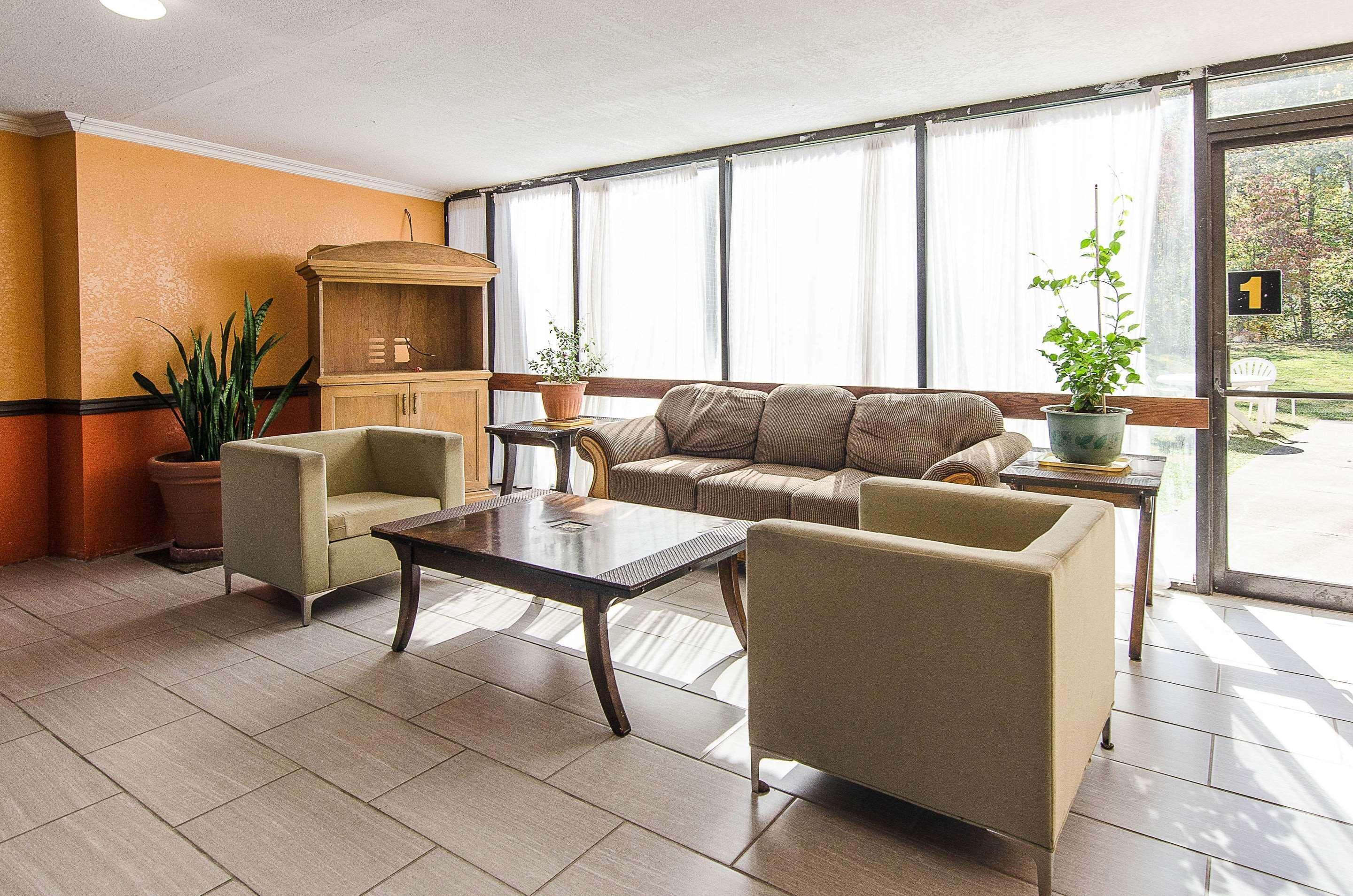 Econo Lodge Inn & Suites Norton Buitenkant foto