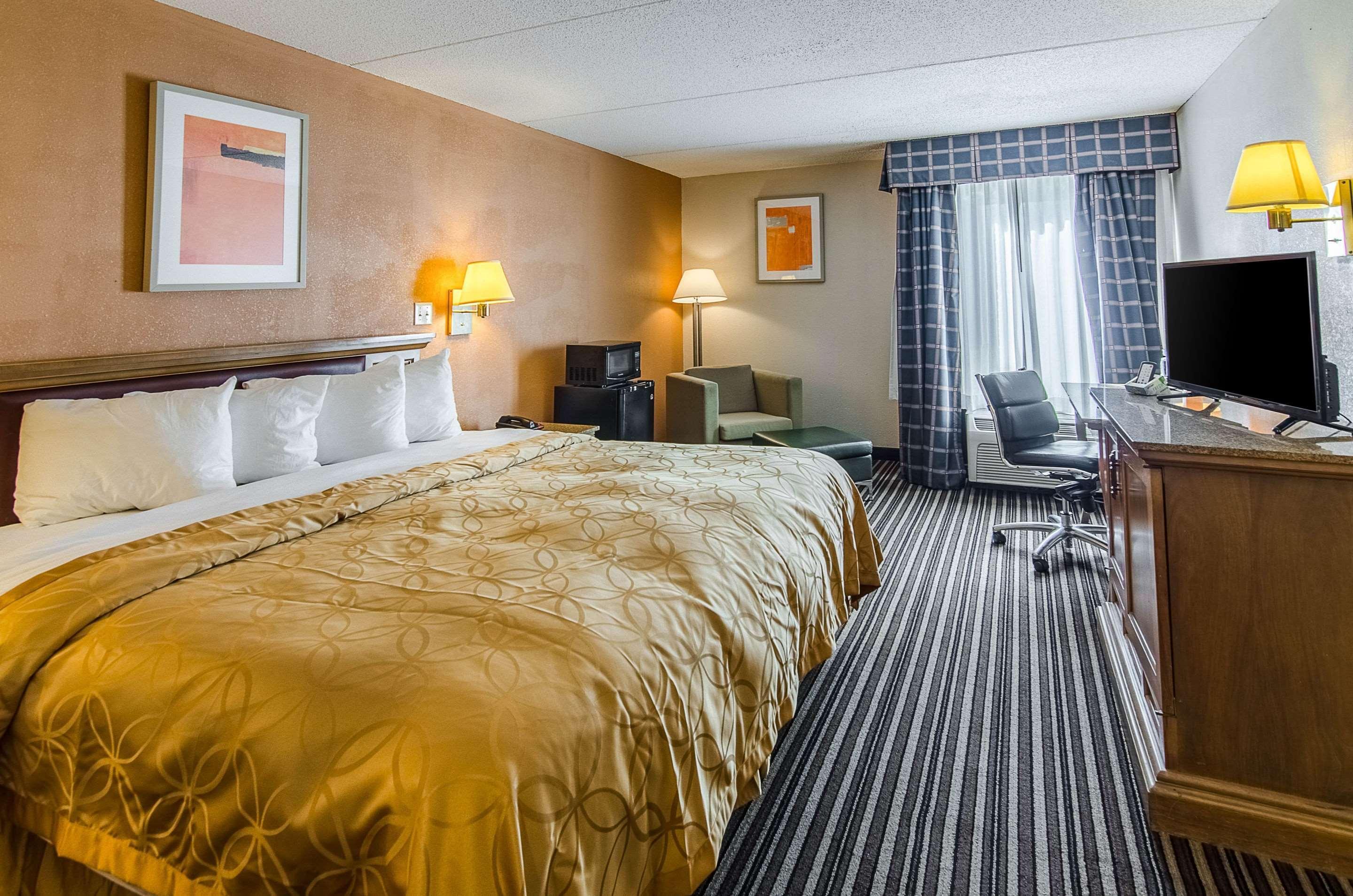 Econo Lodge Inn & Suites Norton Buitenkant foto
