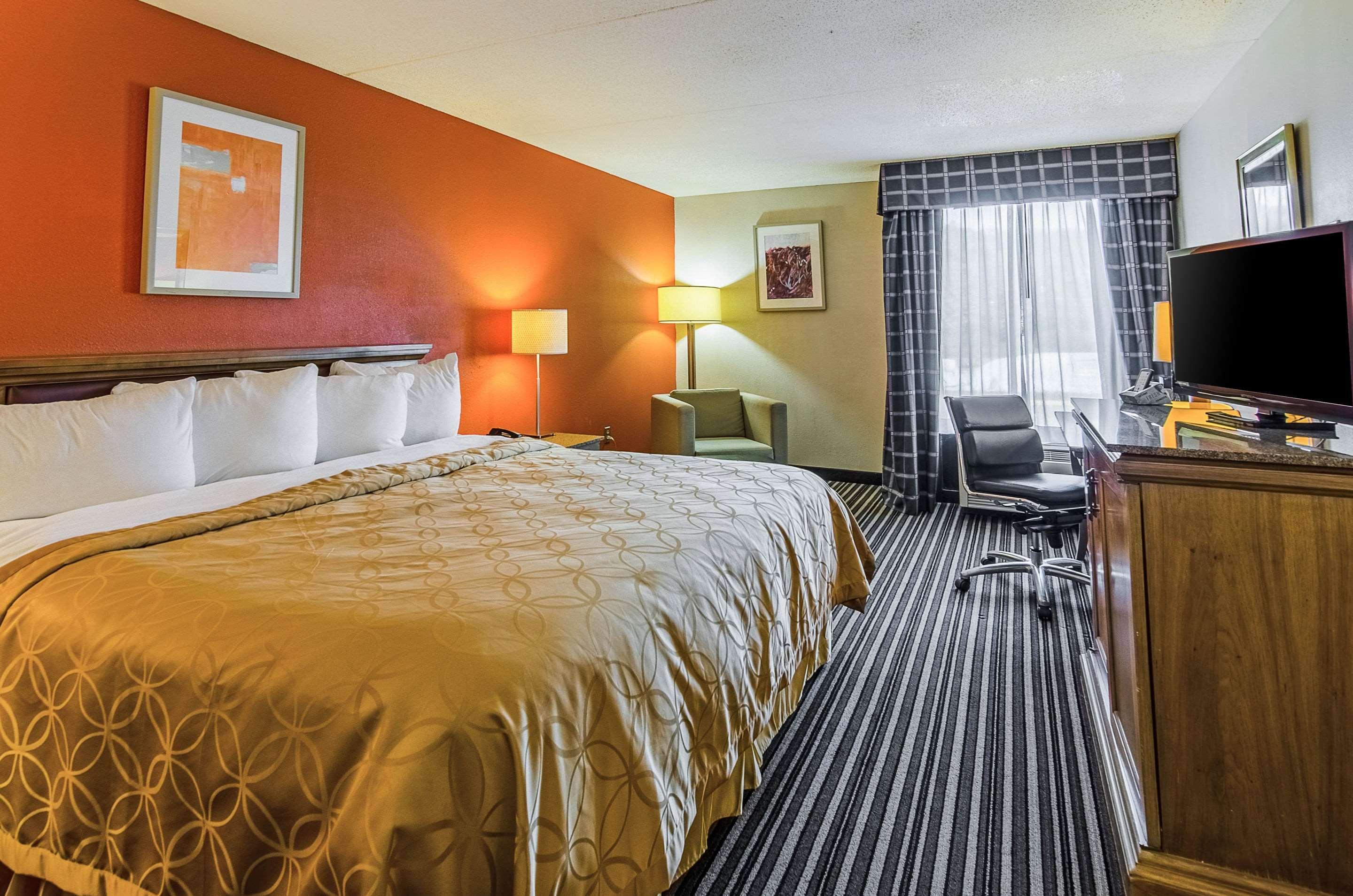 Econo Lodge Inn & Suites Norton Buitenkant foto