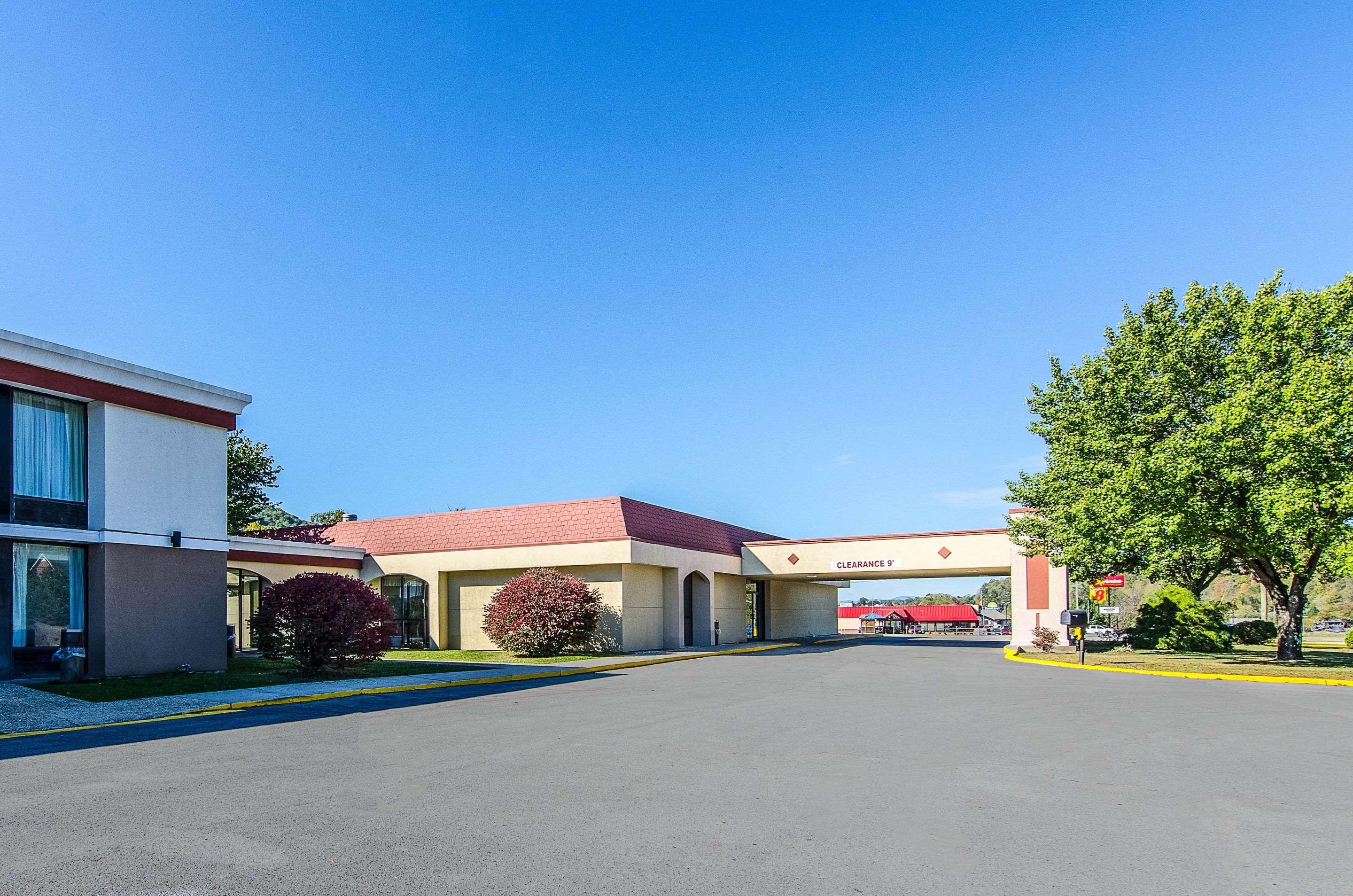 Econo Lodge Inn & Suites Norton Buitenkant foto