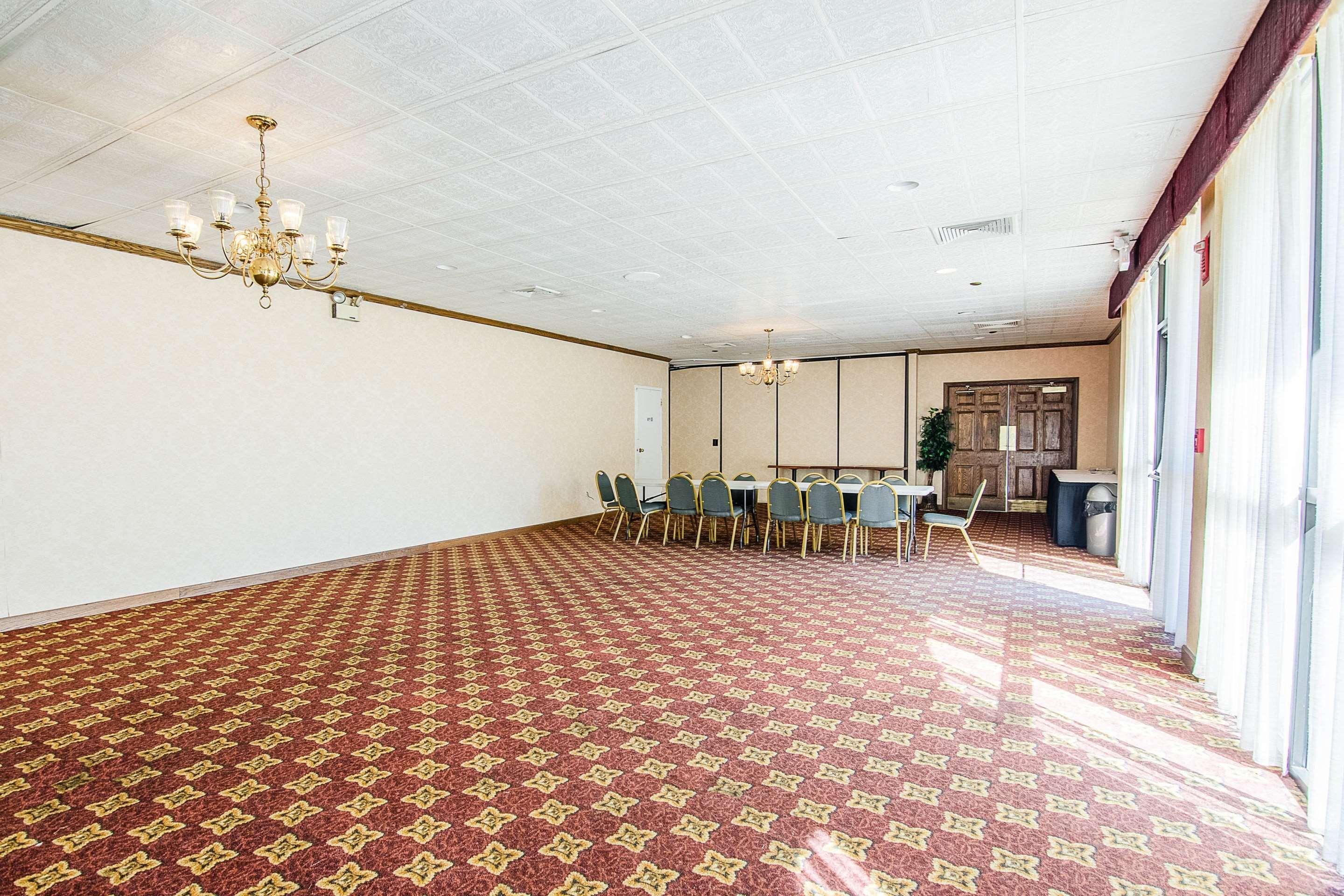 Econo Lodge Inn & Suites Norton Buitenkant foto
