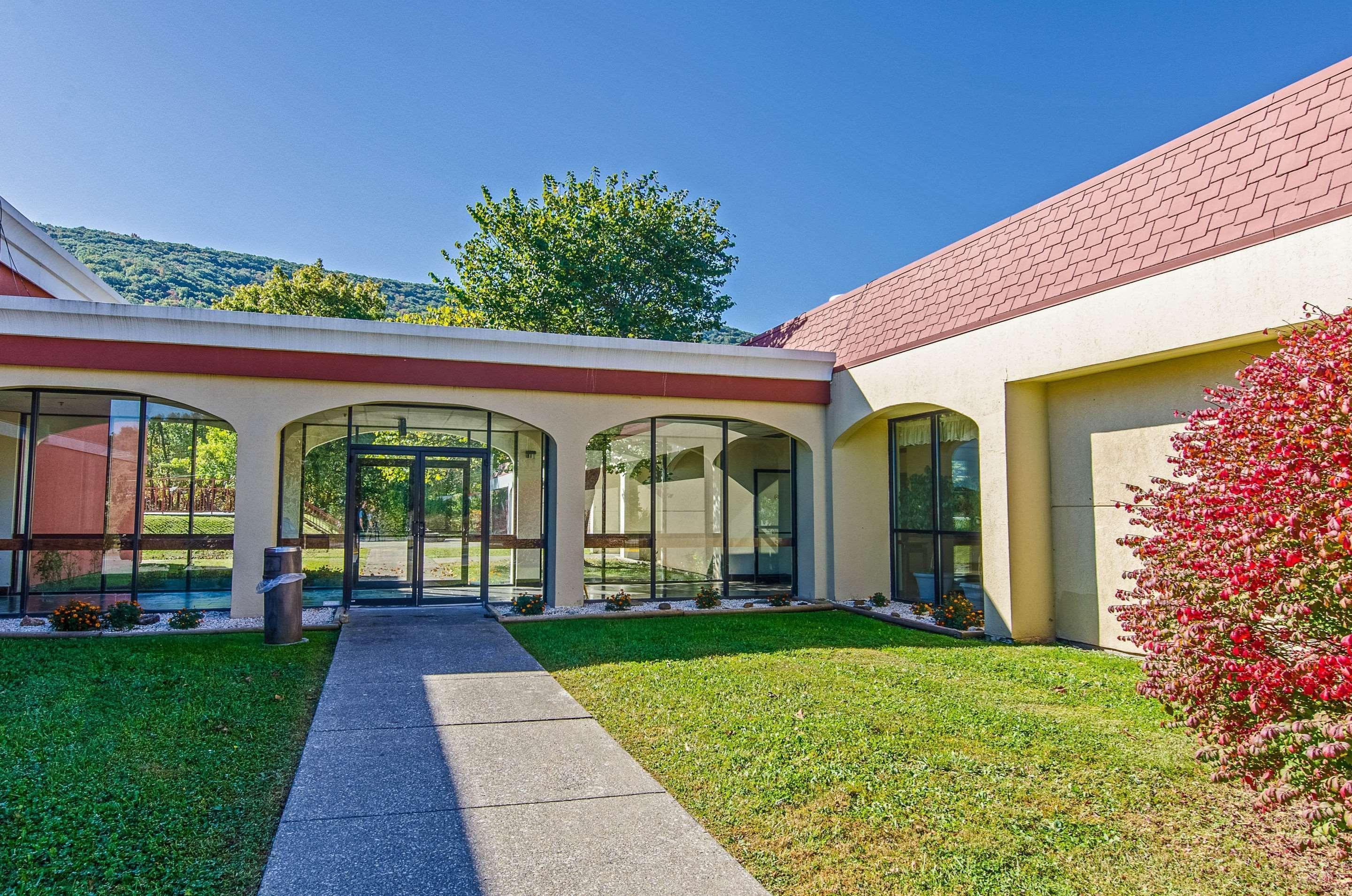 Econo Lodge Inn & Suites Norton Buitenkant foto