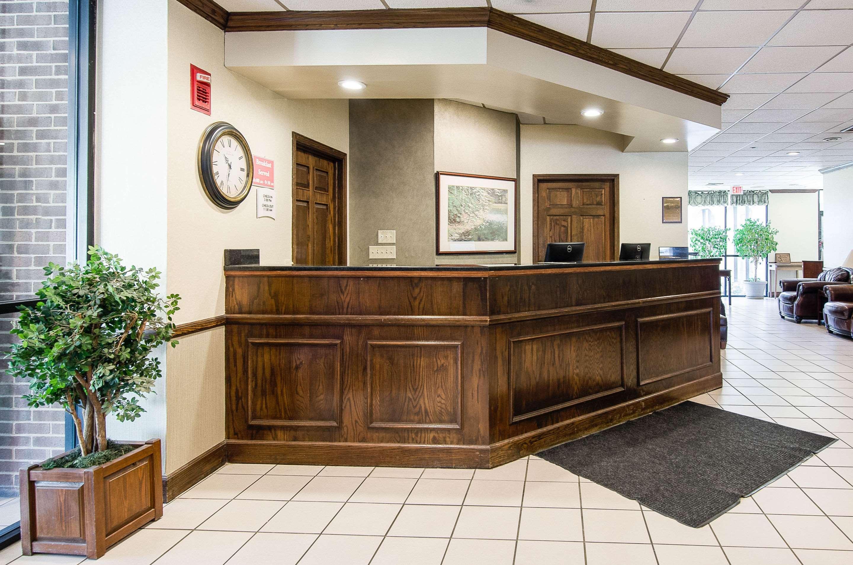 Econo Lodge Inn & Suites Norton Buitenkant foto