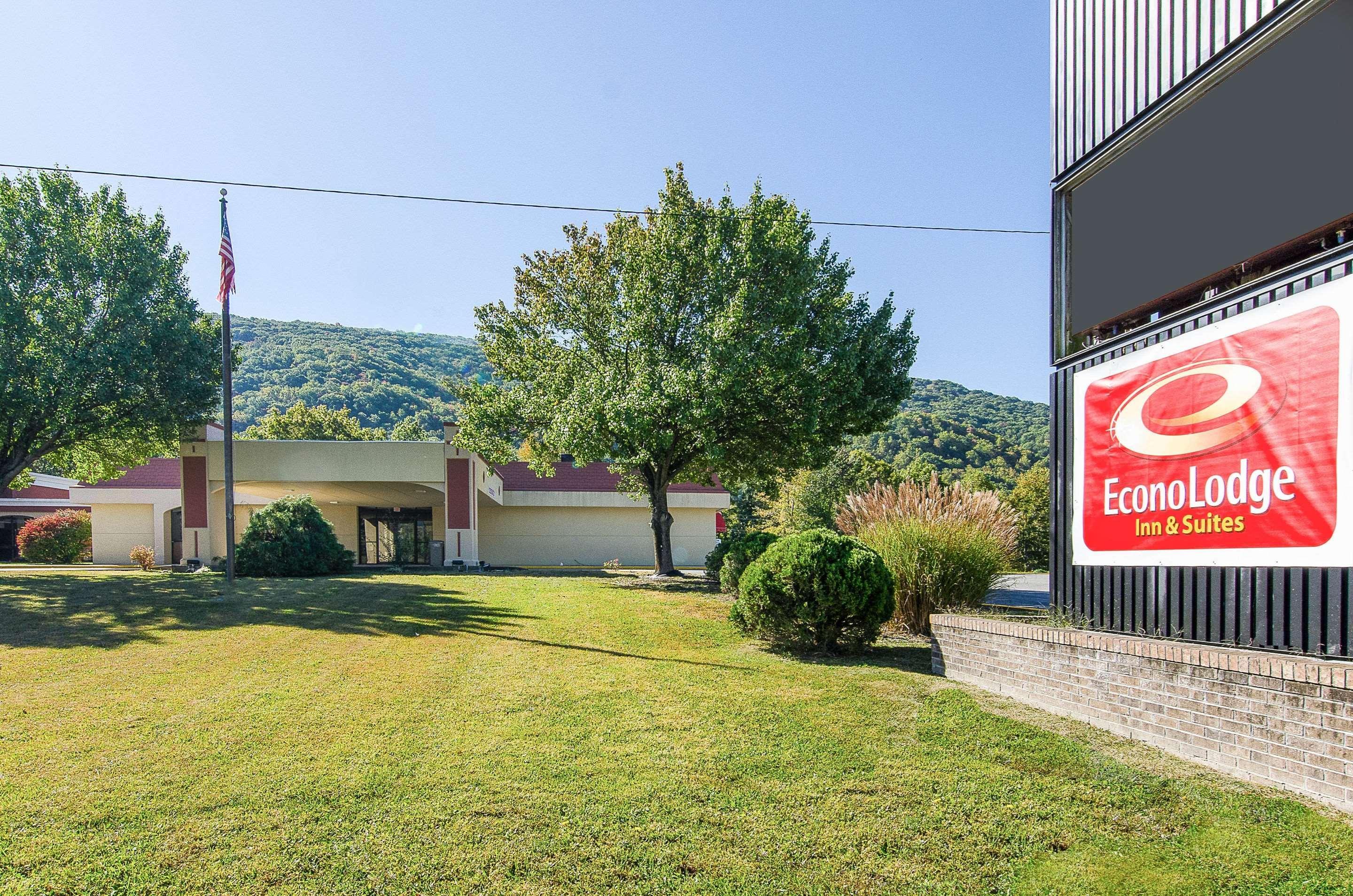 Econo Lodge Inn & Suites Norton Buitenkant foto