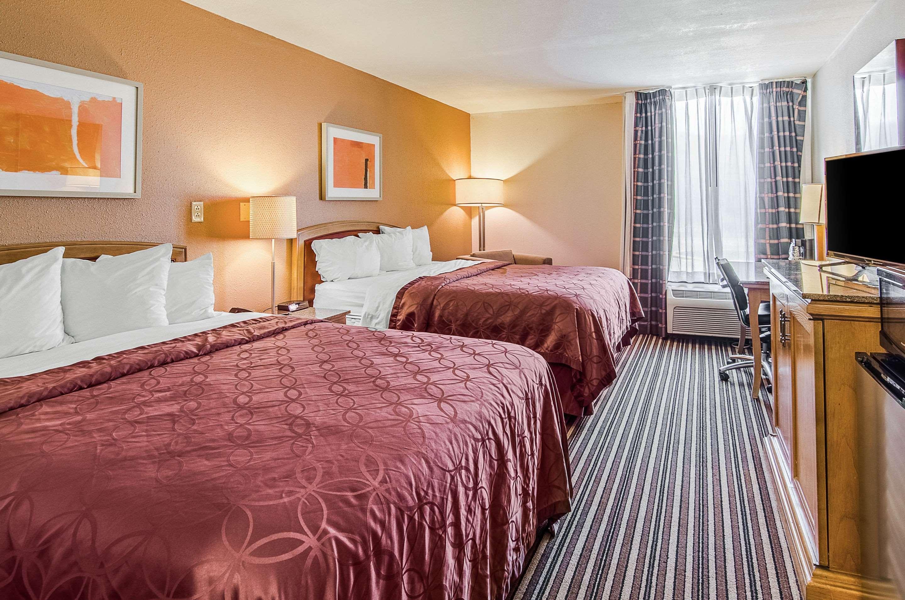 Econo Lodge Inn & Suites Norton Buitenkant foto