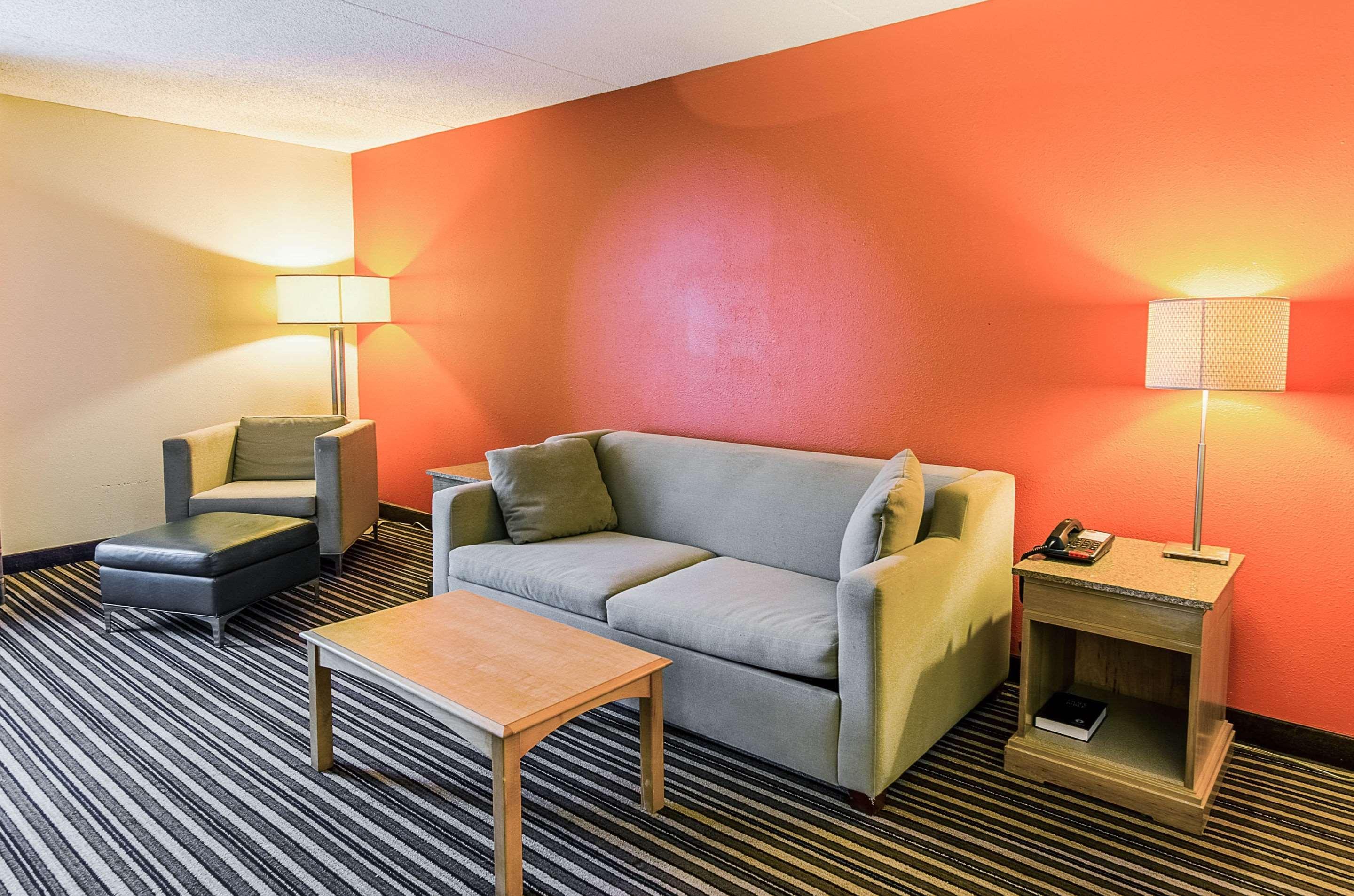 Econo Lodge Inn & Suites Norton Buitenkant foto