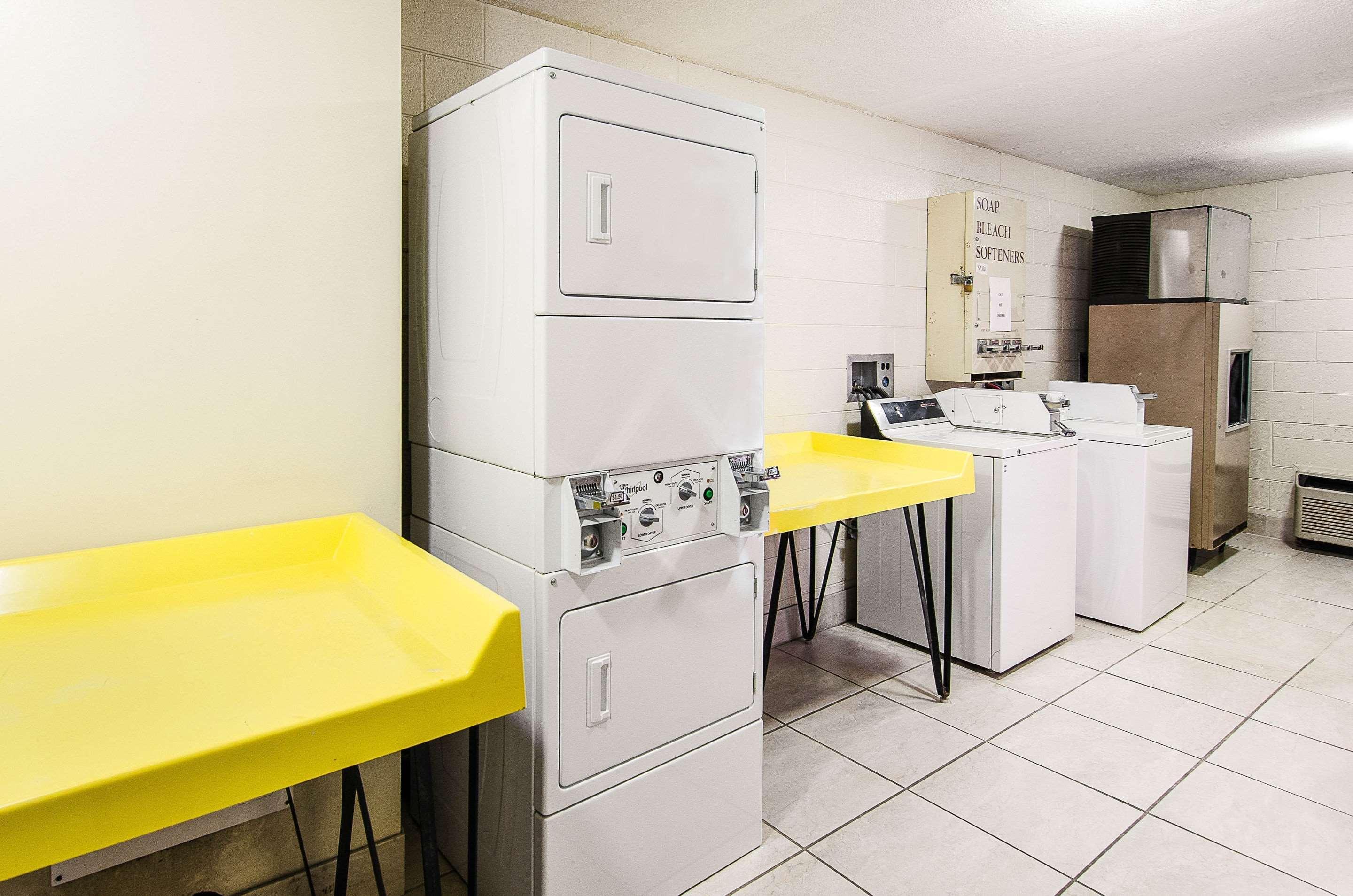 Econo Lodge Inn & Suites Norton Buitenkant foto