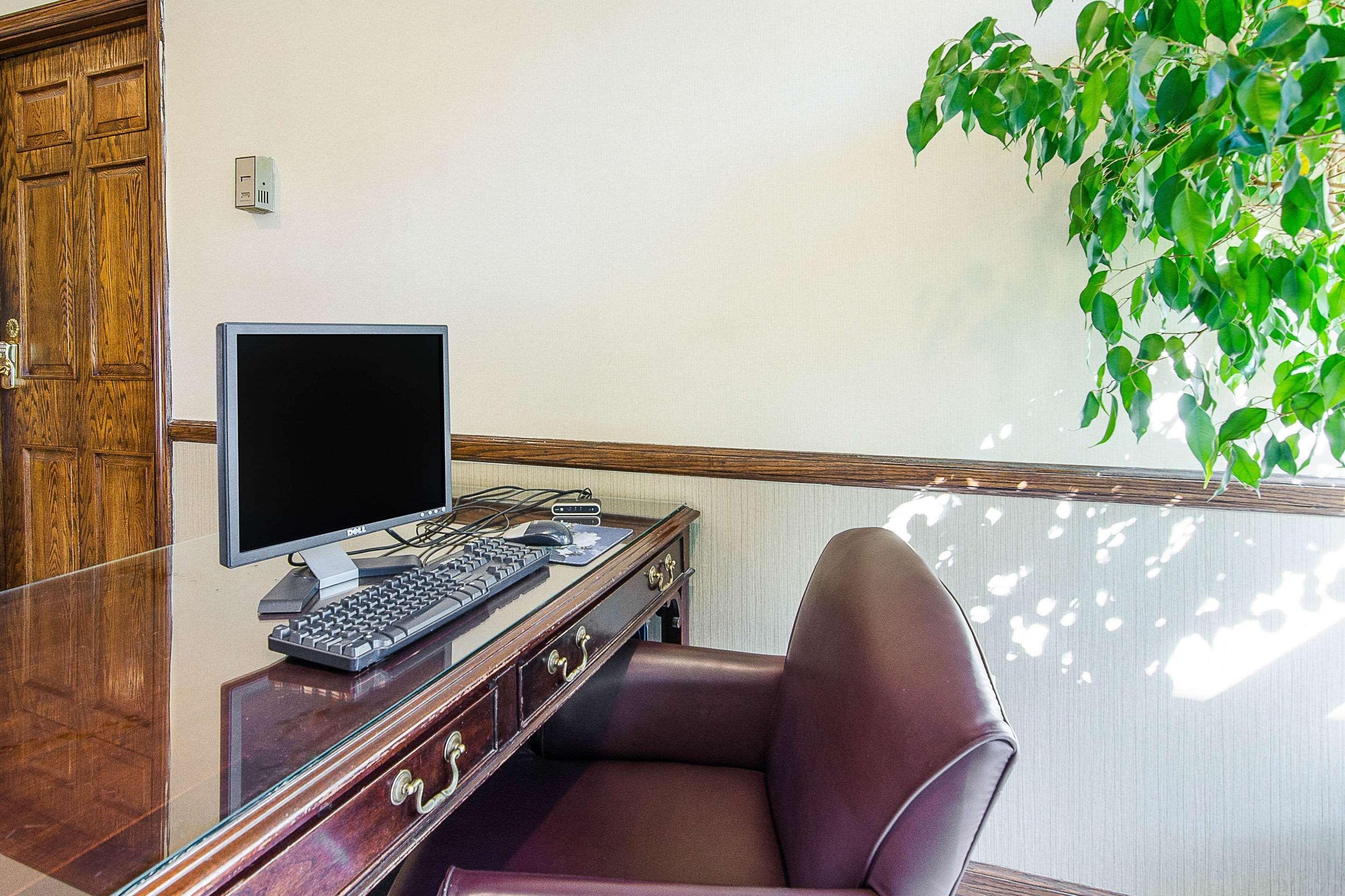 Econo Lodge Inn & Suites Norton Buitenkant foto