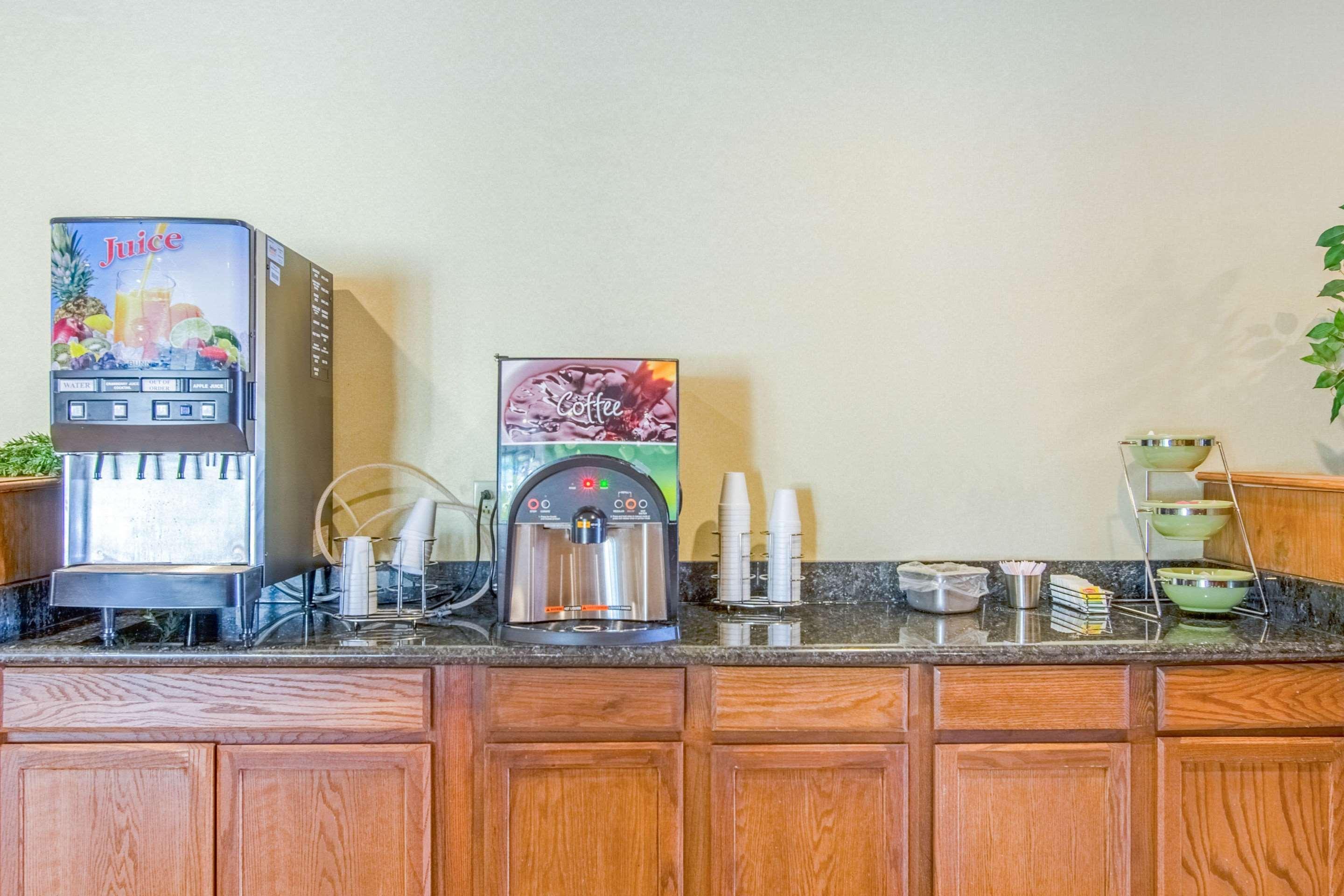 Econo Lodge Inn & Suites Norton Buitenkant foto