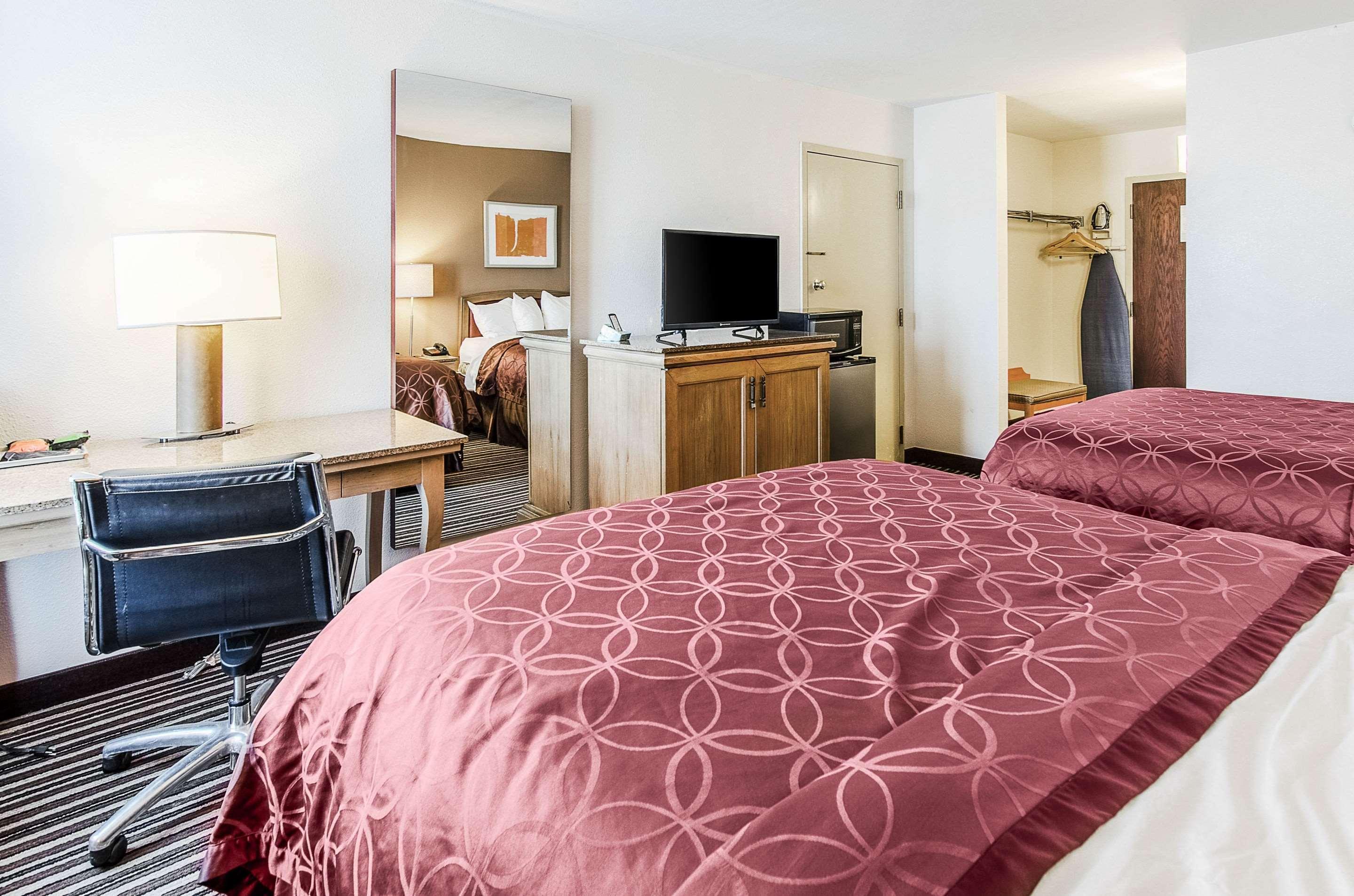 Econo Lodge Inn & Suites Norton Buitenkant foto