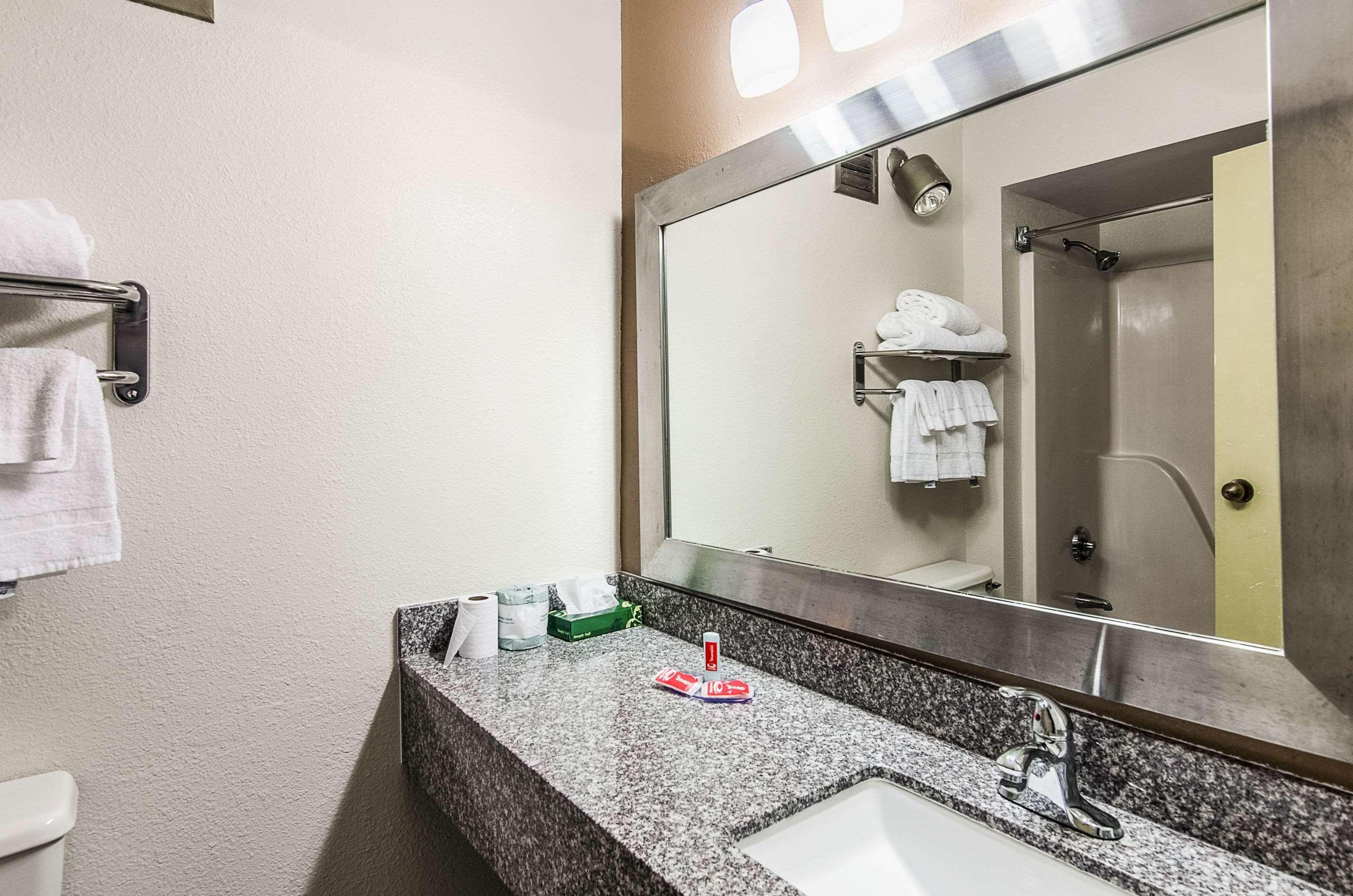 Econo Lodge Inn & Suites Norton Buitenkant foto