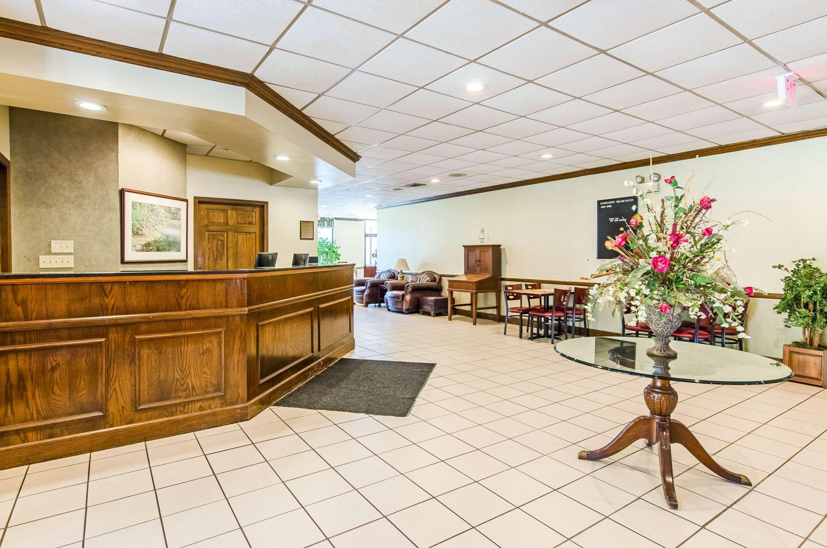 Econo Lodge Inn & Suites Norton Buitenkant foto