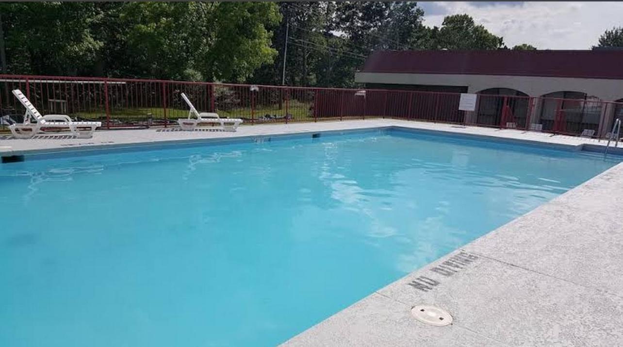 Econo Lodge Inn & Suites Norton Buitenkant foto