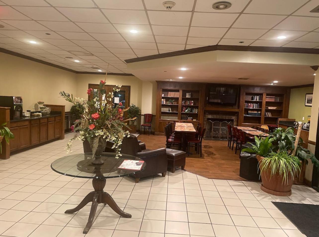Econo Lodge Inn & Suites Norton Buitenkant foto