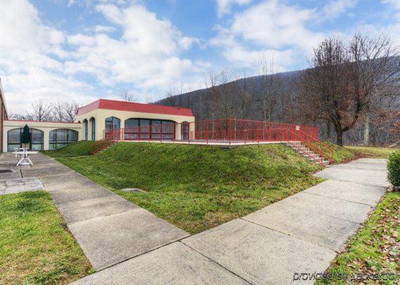 Econo Lodge Inn & Suites Norton Buitenkant foto