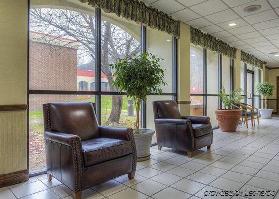 Econo Lodge Inn & Suites Norton Buitenkant foto