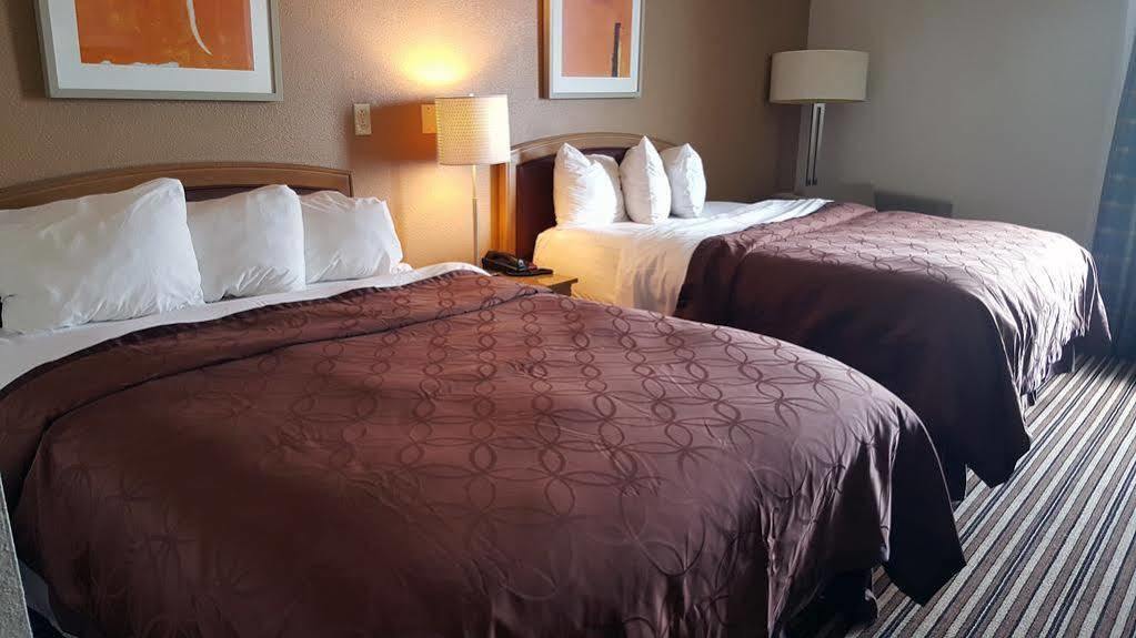 Econo Lodge Inn & Suites Norton Buitenkant foto