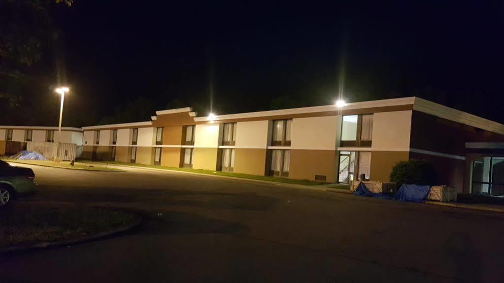 Econo Lodge Inn & Suites Norton Buitenkant foto