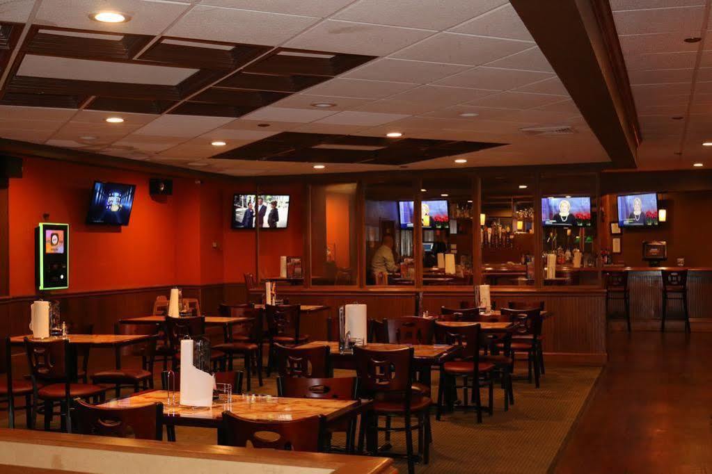 Econo Lodge Inn & Suites Norton Buitenkant foto