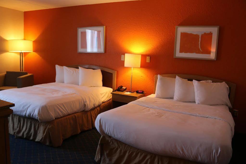 Econo Lodge Inn & Suites Norton Buitenkant foto