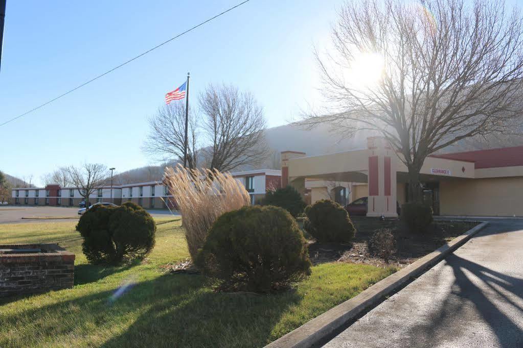 Econo Lodge Inn & Suites Norton Buitenkant foto