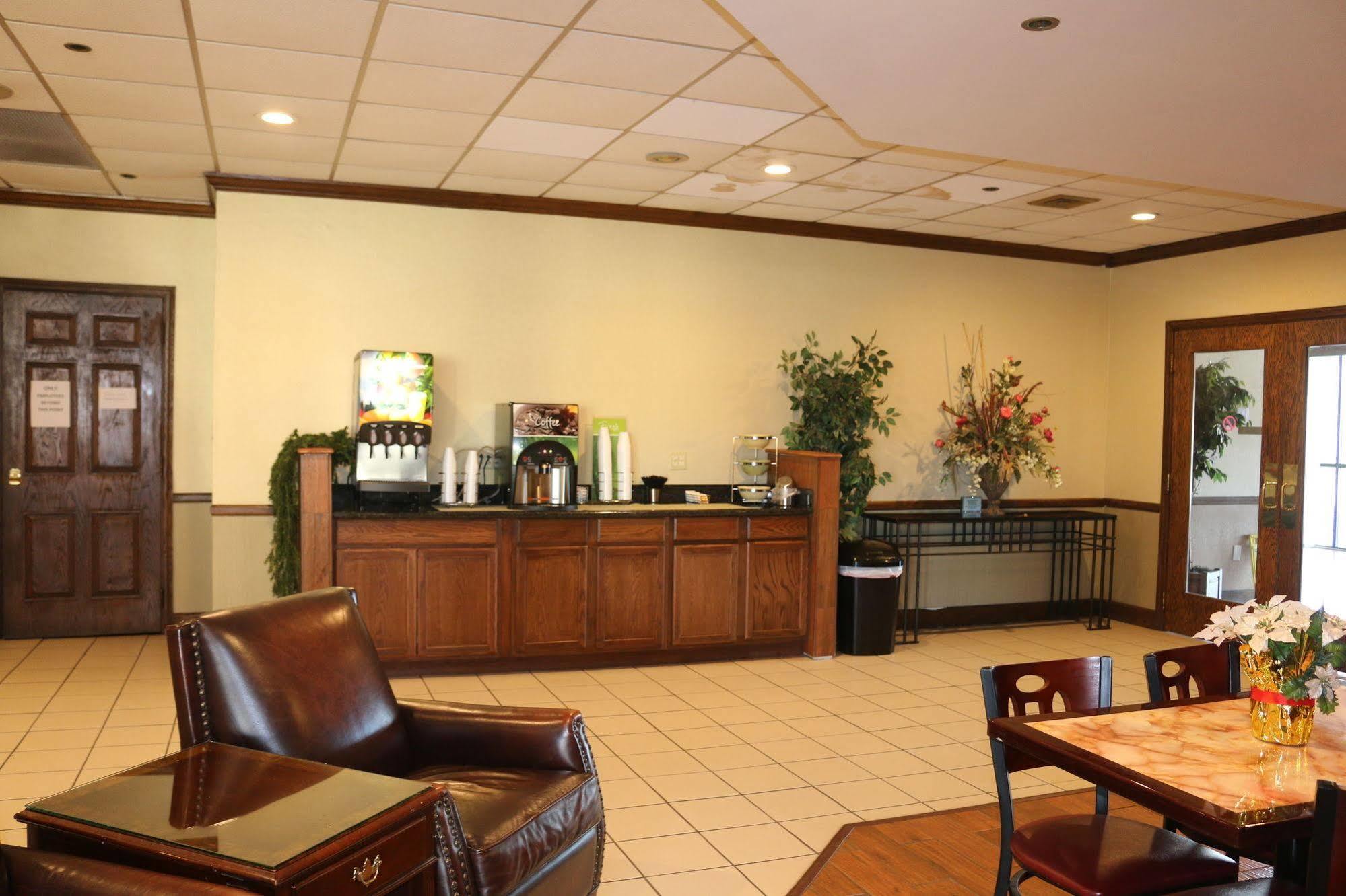 Econo Lodge Inn & Suites Norton Buitenkant foto