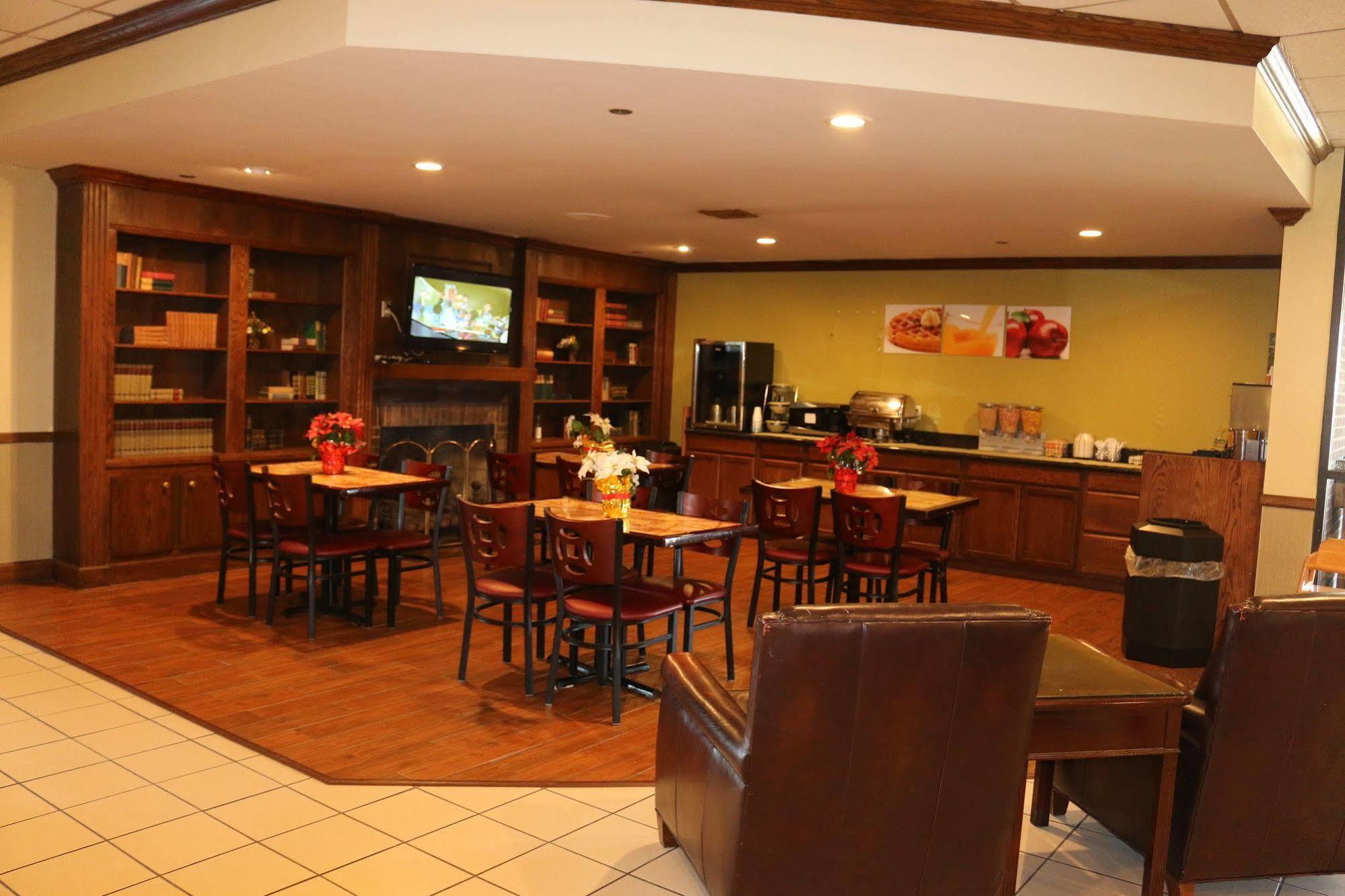 Econo Lodge Inn & Suites Norton Buitenkant foto
