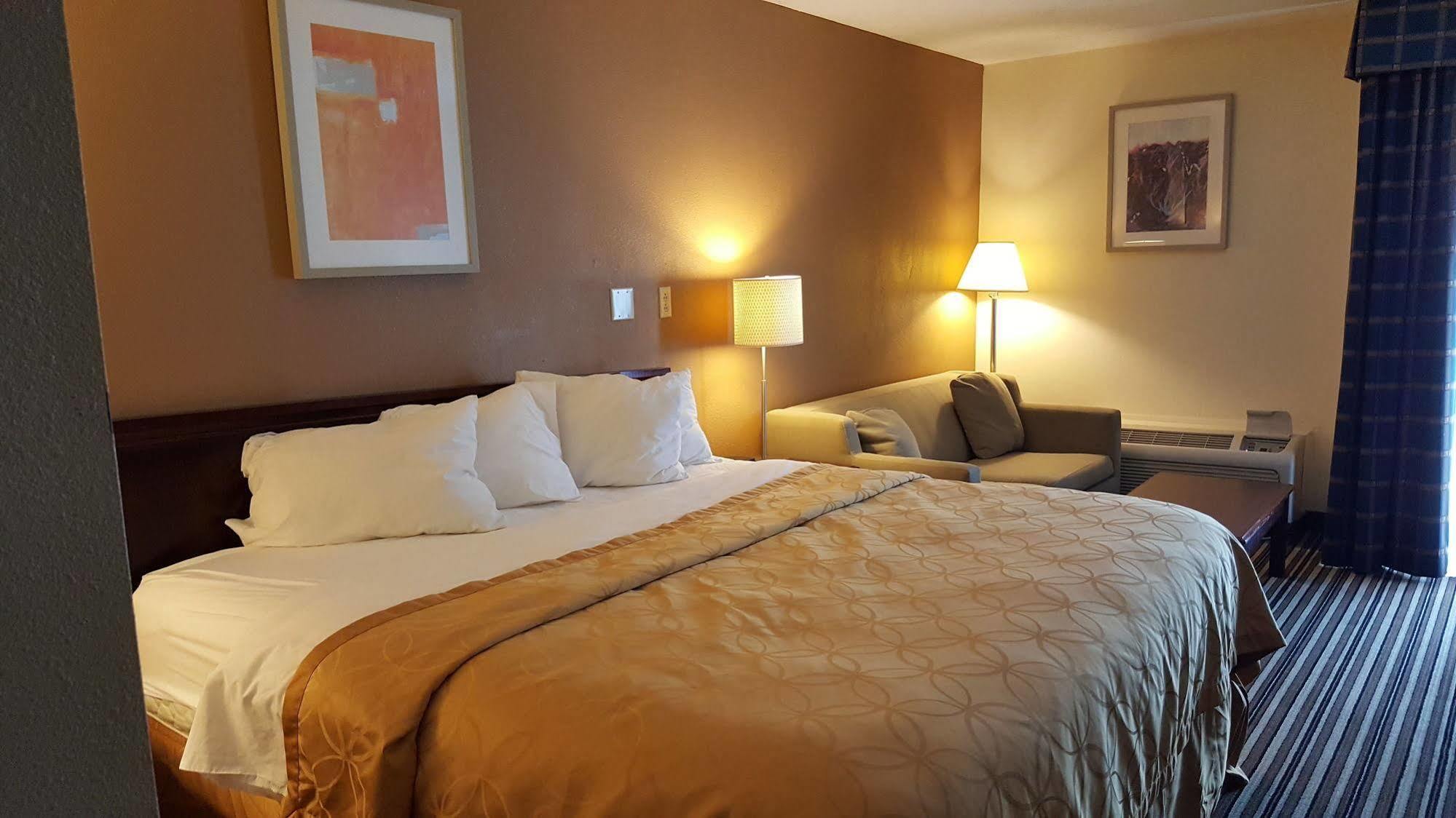 Econo Lodge Inn & Suites Norton Buitenkant foto