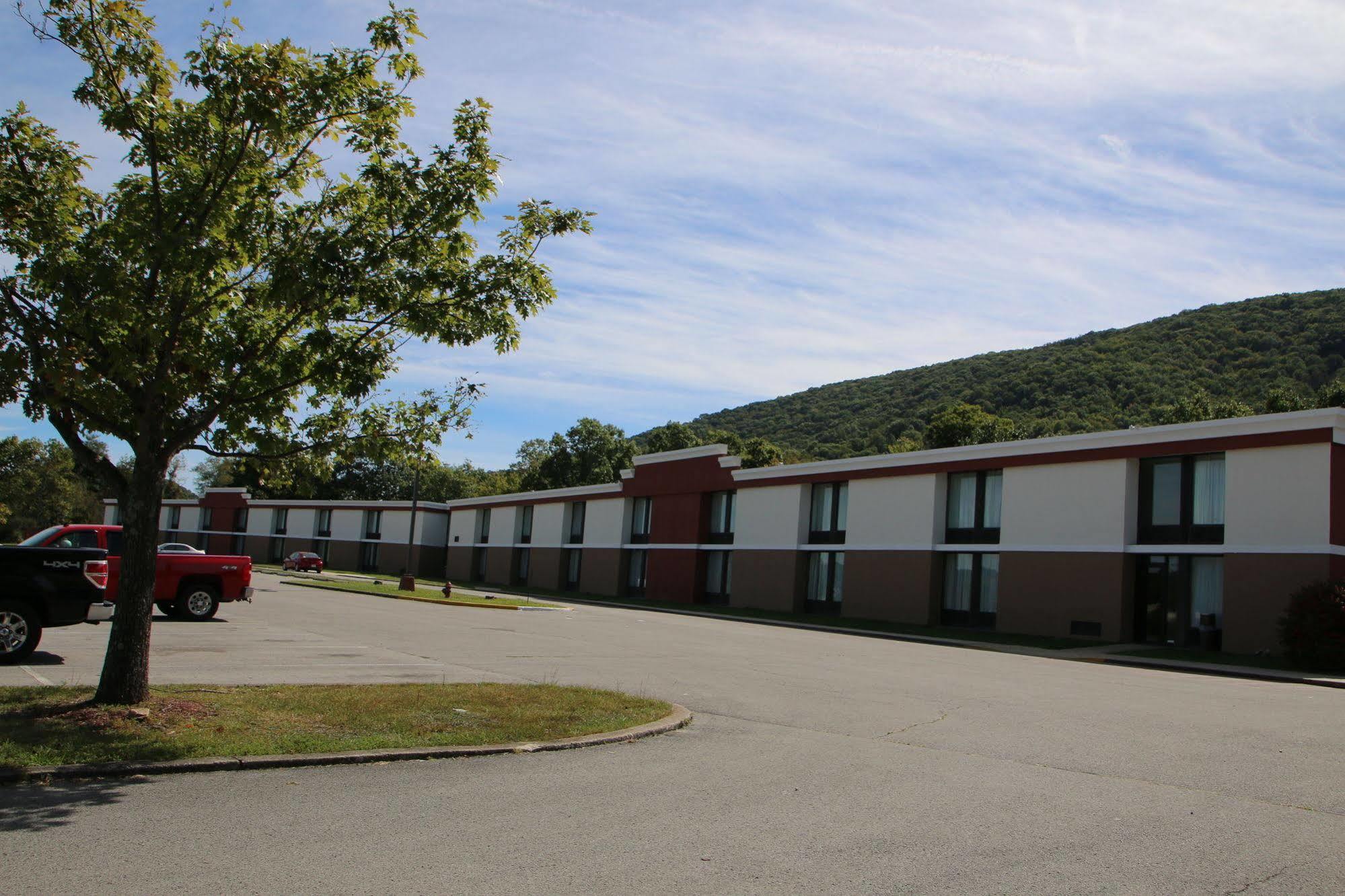 Econo Lodge Inn & Suites Norton Buitenkant foto