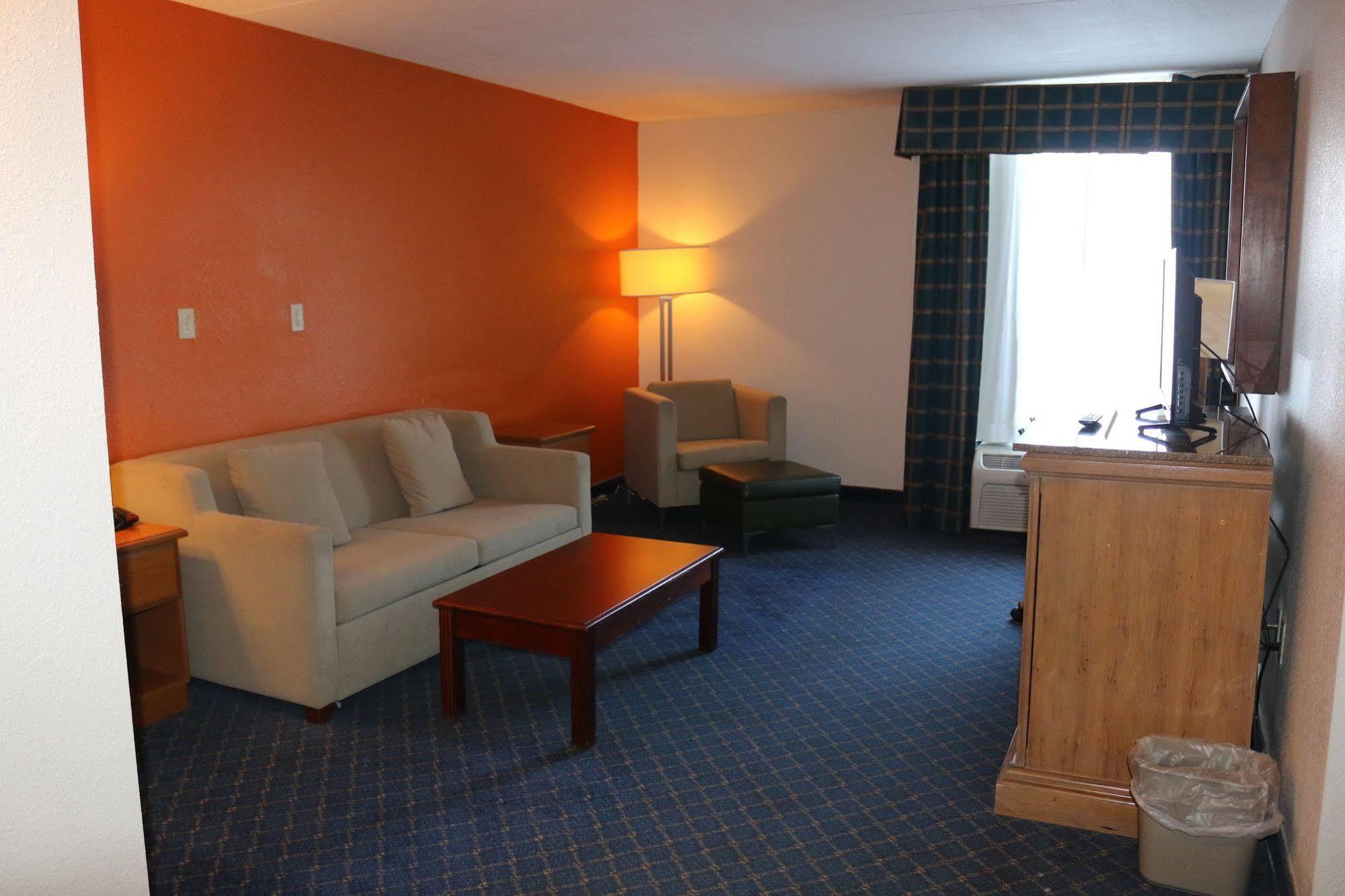 Econo Lodge Inn & Suites Norton Buitenkant foto