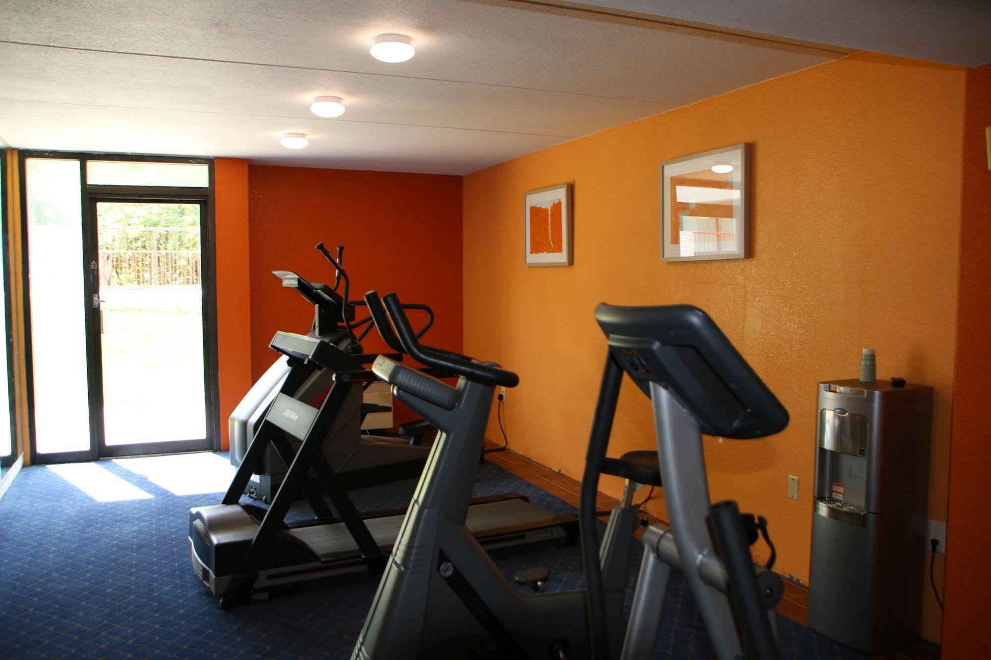 Econo Lodge Inn & Suites Norton Buitenkant foto