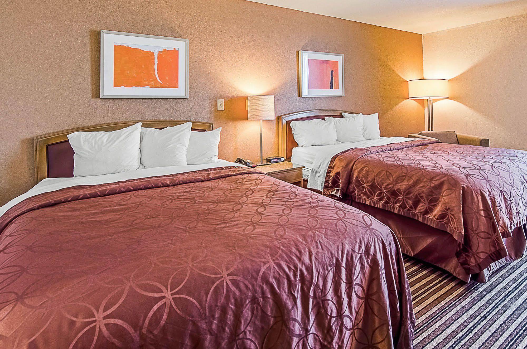 Econo Lodge Inn & Suites Norton Buitenkant foto