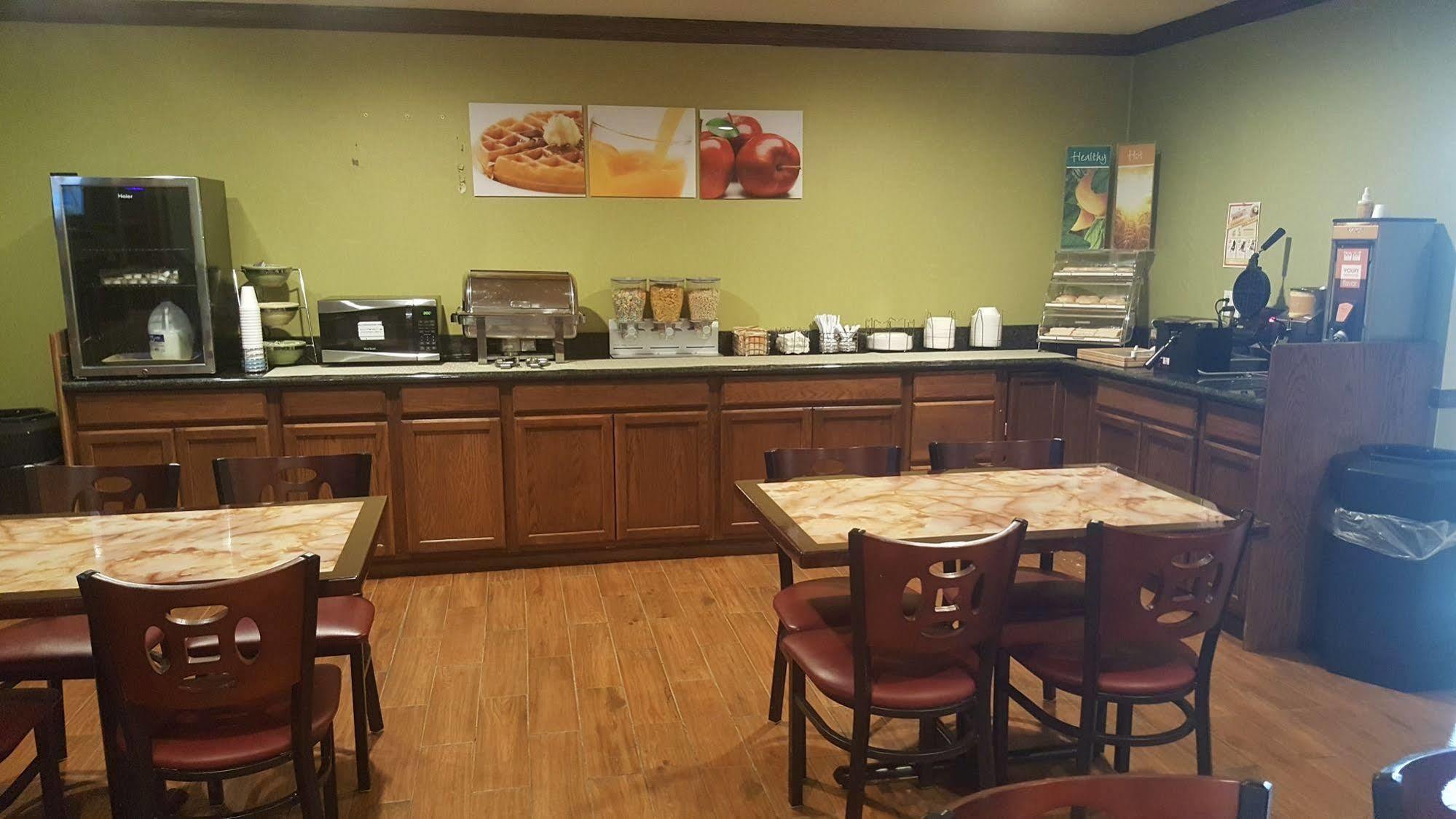 Econo Lodge Inn & Suites Norton Buitenkant foto